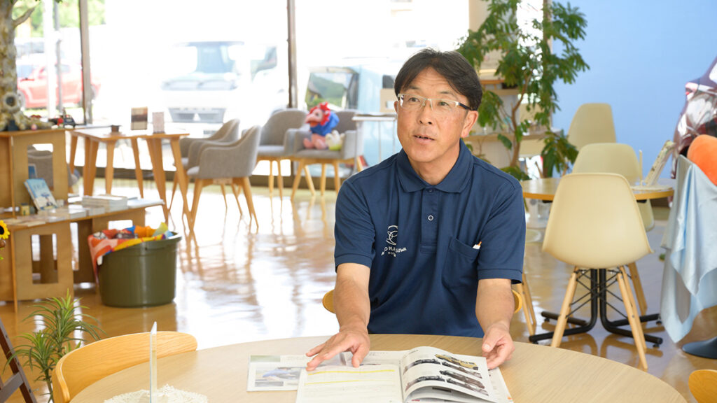 説明する社員